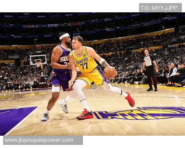 菲尔普斯现场观战湖人对阵太阳身穿布克签名鞋引关注